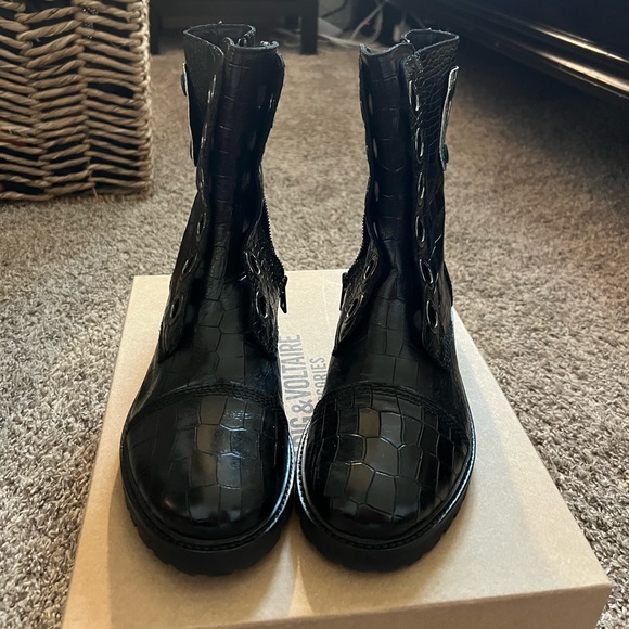 Black laceless crocodile combat boots with interchangeable back pieces. - Picture 1 of 5